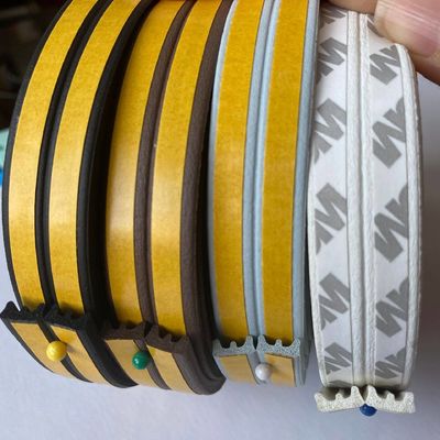 문 및 창문 자착성 EPDM 스폰지 고무 밀폐 스트립 색상 3-25mm 높이의 덩어리 및 3-50mm 너비