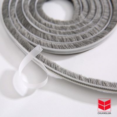 셀프 접착식 봉쇄 스트립 문 바닥 접착기 날씨 톱니 스트립 집용 100% PP 재료 내구성을 위해 사용됩니다
