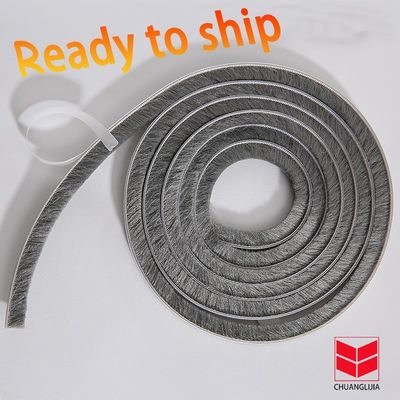 셀프 접착식 봉쇄 스트립 문 바닥 접착기 날씨 톱니 스트립 집용 100% PP 재료 내구성을 위해 사용됩니다
