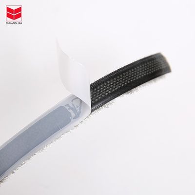 셀프 접착식 봉쇄 스트립 문 바닥 접착기 날씨 톱니 스트립 집용 100% PP 재료 내구성을 위해 사용됩니다