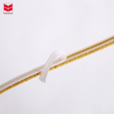 셀프 접착식 봉쇄 스트립 문 바닥 접착기 날씨 톱니 스트립 집용 100% PP 재료 내구성을 위해 사용됩니다
